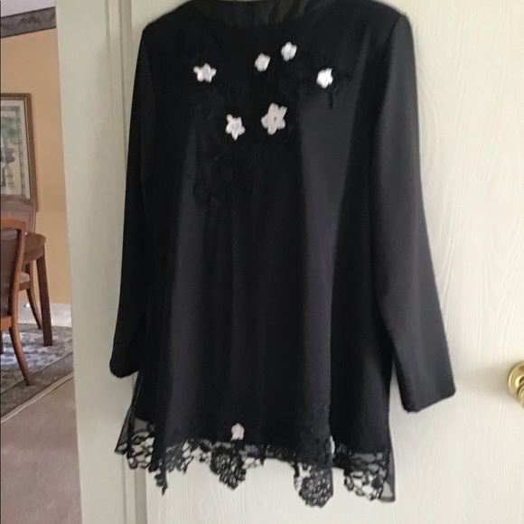 Blouse Black with Embroidery Crocheted Effect along the bottom size XL. - Picture 3 of 9